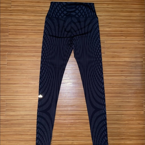 Black Geometric ALO Yoga Leggings - Picture 3 of 3